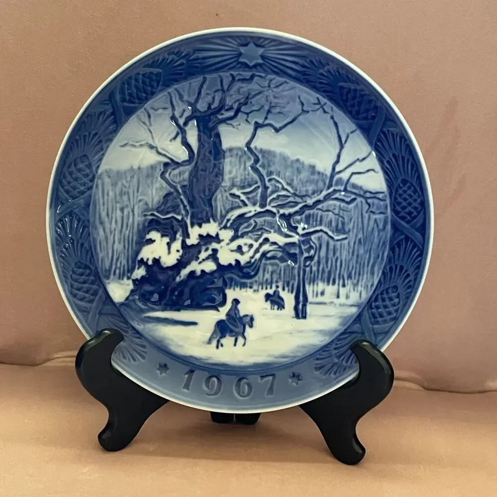Royal Copenhagen 1967 Christmas Plate The Royal Oak Kongeegen